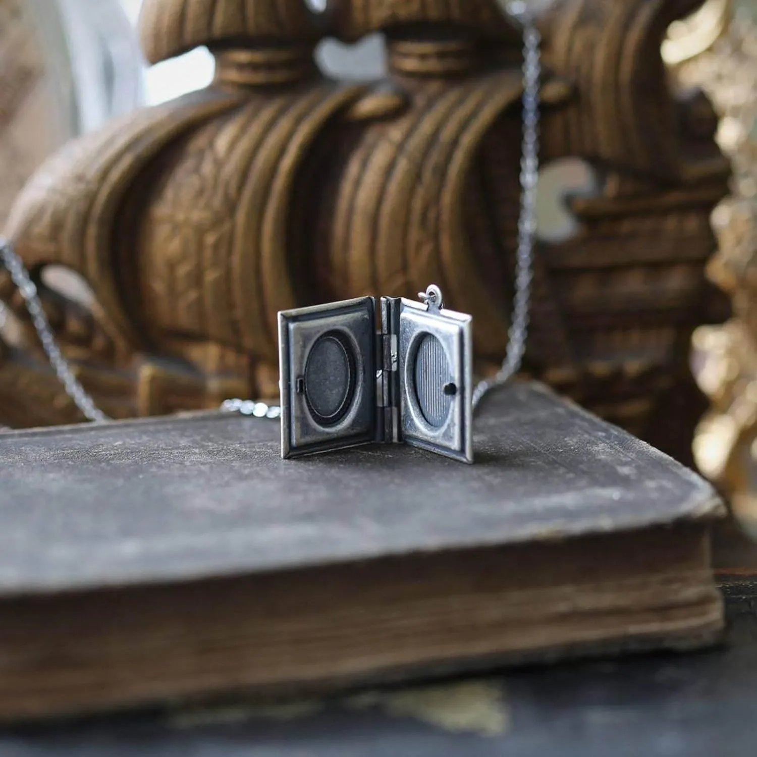 unique Gothic pendant necklace, stylish and personalized book-shaped locket pendant necklace, suitable for daily wear, dating parties
